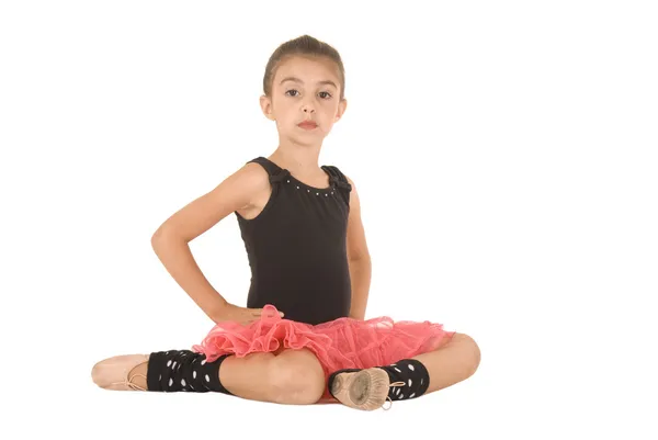 Bella giovane ballerina seduta in tutù rosa e body nero — Foto Stock