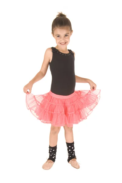 Glückliche junge Ballerina Mädchen hält ihr rosa Tutu hoch — Stockfoto