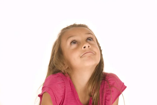 Piękna brunetka dziewczyna w różowym patrząc — Zdjęcie stockowe