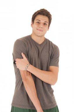 sıradan genç adam gri tee gömlek yeşil şort