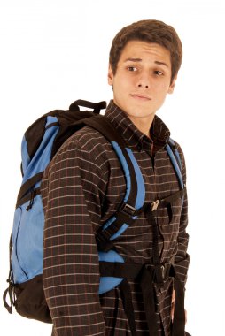 Mavi packpack yoğun ile çekici bir genç adam bak