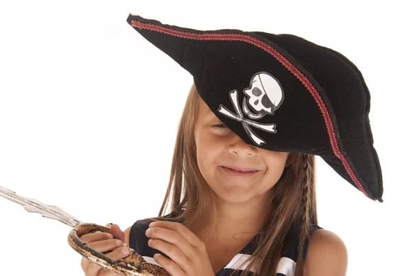 Dummes Mädchen mit Piratenmütze zu Halloween, das Färberwaid hält — Stockfoto