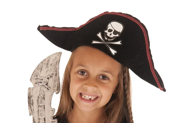 Souriant jeune fille dans le chapeau de pirate Halloween avec épée — Photo