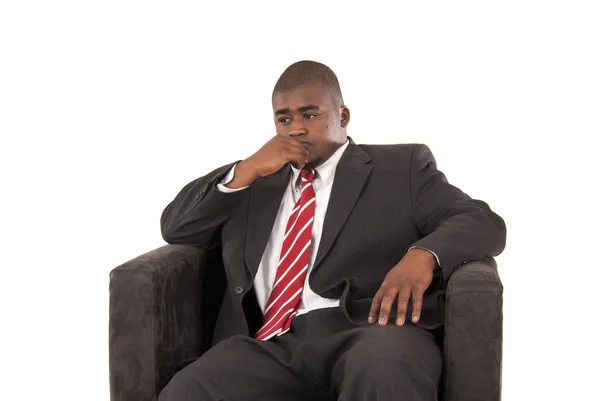 Modelo masculino em terno de negócios e gravata listrada vermelha sentado na cadeira — Fotografia de Stock