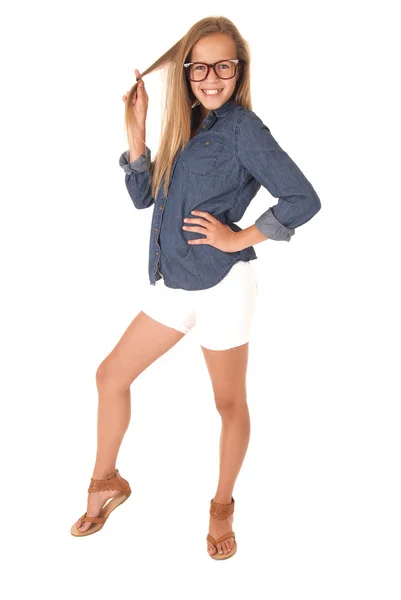 Adolescente modelo jugando con su pelo sonriendo mirando a la cámara —  Fotos de Stock