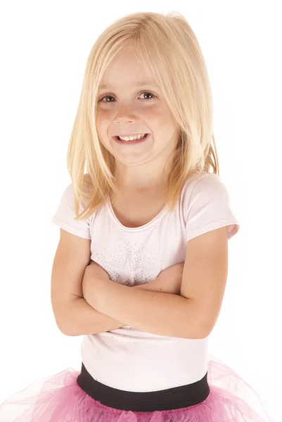 Милая молодая девушка со сложенными руками, улыбающаяся в розовой пачке — стоковое фото