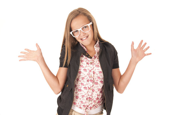 Молодая модель в белых очках позирует с протянутыми руками
