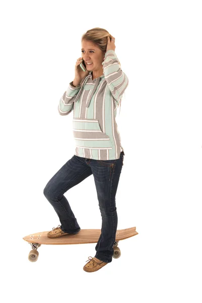 Ung flicka med skateboard talar i mobiltelefon med hand i ha — Stockfoto
