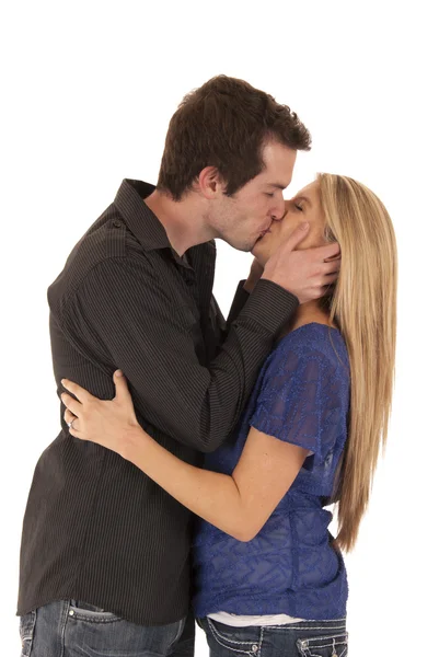 Ungt par kyssas sidovy — Stockfoto
