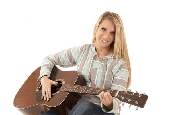 Молодая блондинка играет на акустической гитаре — стоковое фото