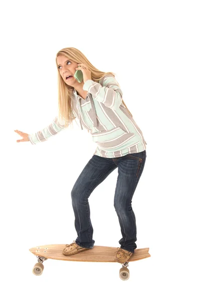 Mulher balanceando em uma placa longa falando no telefone — Fotografia de Stock