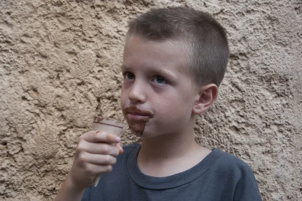 Ragazzo con un viso da gelato disordinato guardando in alto — Foto Stock