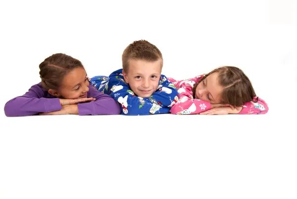 Tři děti v zimě pyžamu se stanoví — Stock fotografie