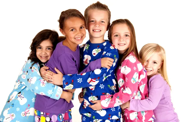 Ευτυχισμένα παιδιά στο χειμώνα πιτζάμες αγκαλιάζονται μεταξύ τους — Φωτογραφία Αρχείου