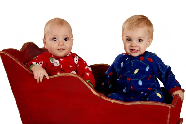 Två småbarn pojkar i jul pyjamas glad两个初学走路的孩子在快乐的圣诞节睡衣 — Stockfoto