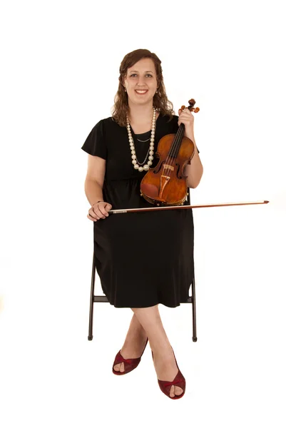 Joven mujer sosteniendo su violín y arco sonriendo — Foto de Stock