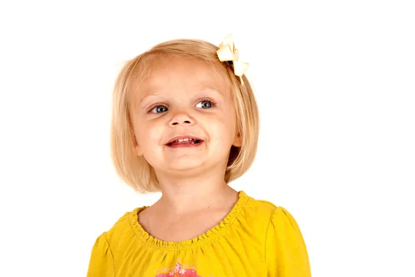 Carino bionda ragazza sorridente guardando lontano — Foto Stock