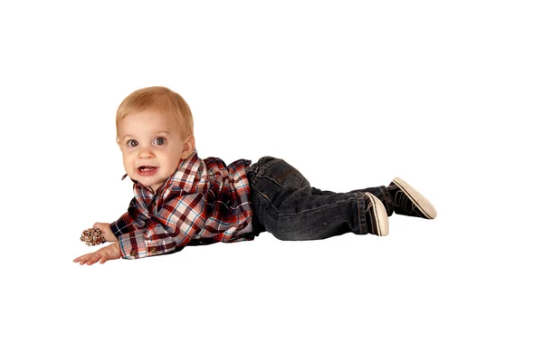 Lindo niño aislado sonriendo mirando a la cámara — Foto de Stock