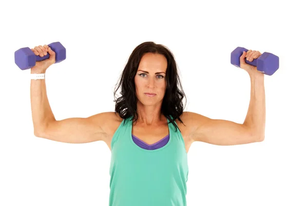 Mulher mostrando seus músculos levantando barbells roxos — Fotografia de Stock