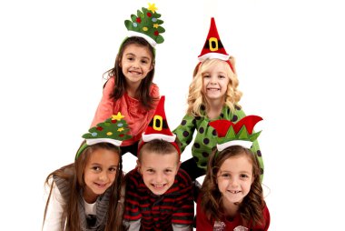 beş çocuk gülümseyen sevimli Noel şapka
