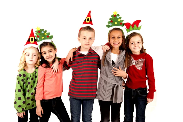Cinq enfants mignons dans les chapeaux de Noël bras dans le bras — Photo