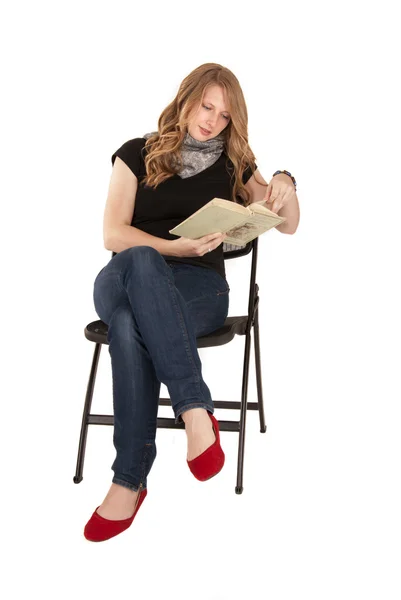 Carino college ragazza lettura libro indossare scarpe rosse — Foto Stock