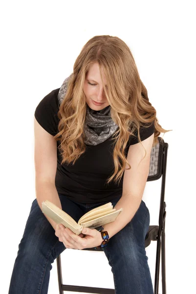 Estudiante universitaria sentada en silla leyendo un libro — Foto de Stock