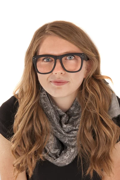 Giovane donna con occhiali neri nerd con espressione sobria — Foto Stock