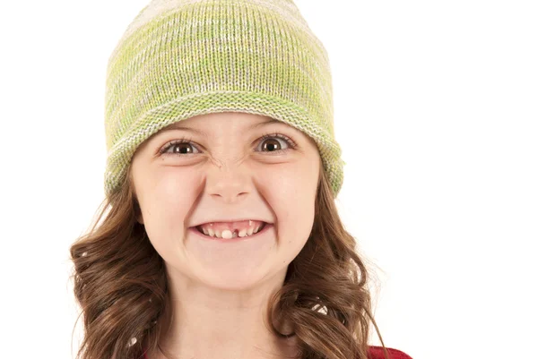 Menina em tricô chapéu faltando um dente — Fotografia de Stock