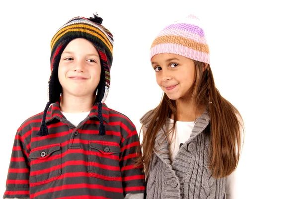 Jeune garçon et fille portant des chapeaux d'hiver — Photo