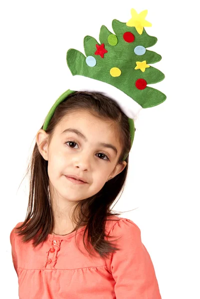 Jolie fille brune dans le chapeau de sapin de Noël — Photo