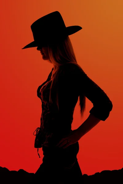 Silhouette eines Cowgirls mit Händen auf den Hüften — Stockfoto