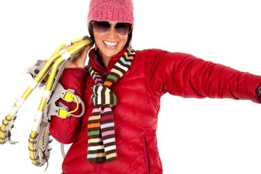 Kar ayakkabılarını taşıyan kış giyim gülümseyen kadın