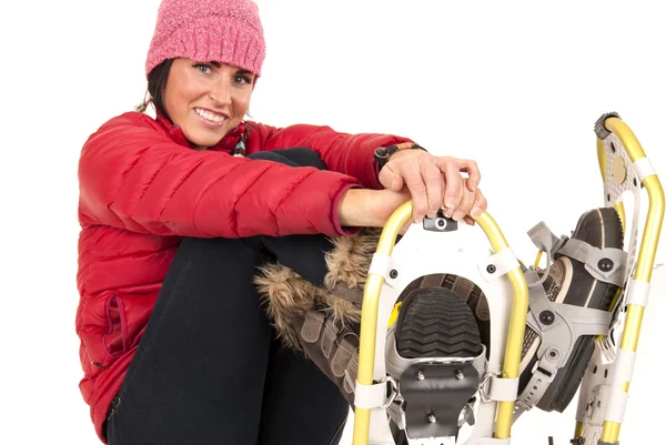 Felice modello femminile seduto in racchette da neve — Foto Stock