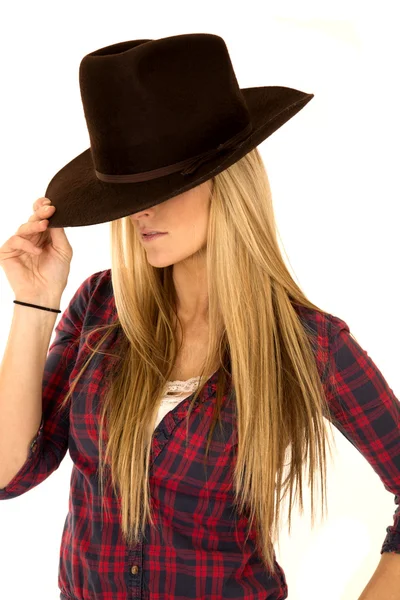 Kvinnlig modell i cowboy hatt tippas ned ögon dolda — Stockfoto