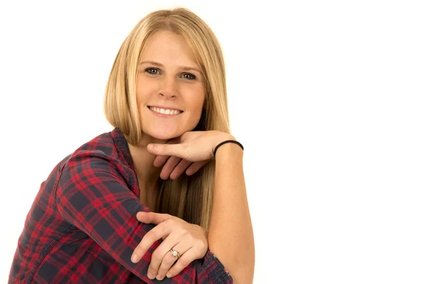 Närbild porträtt av kvinnlig modell rutiga skjortan leende — Stockfoto