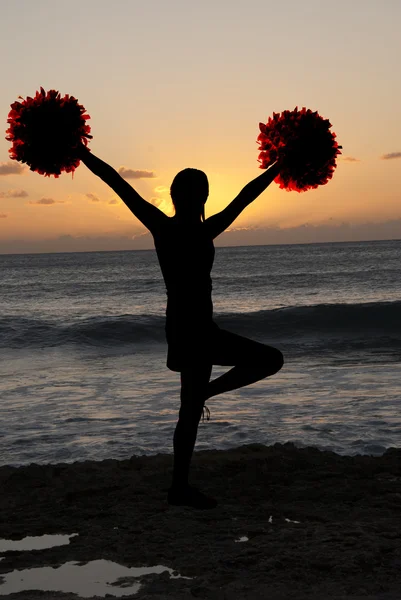 Silhouette de pom-pom girl sur la plage au coucher du soleil — Photo