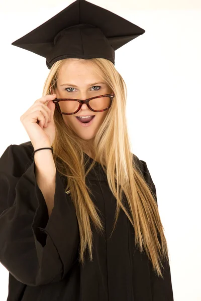 大学院の服装の女性のモデルをクローズ アップ眼鏡こしに覗き込んで — ストック写真