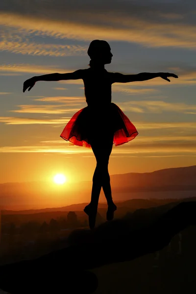 Silhueta de jovem balerina com um fundo por do sol — Fotografia de Stock