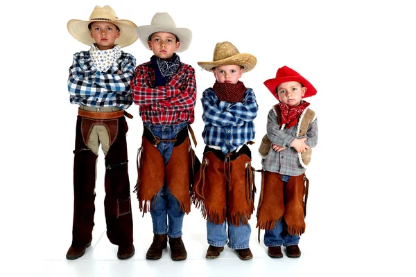 Cuatro jóvenes hermanos vaqueros de pie con los brazos cruzados grave exp —  Fotos de Stock
