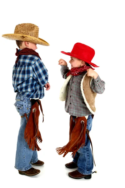 Twee jonge jongens spelen in cowboy outfits — Stockfoto