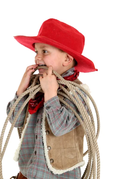 Jovem cowboy brincando com uma corda usando um chapéu vermelho — Fotografia de Stock