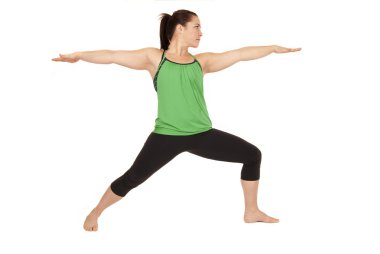Yoga pose yapıyor kadın savaşçı 2 kollar denir.