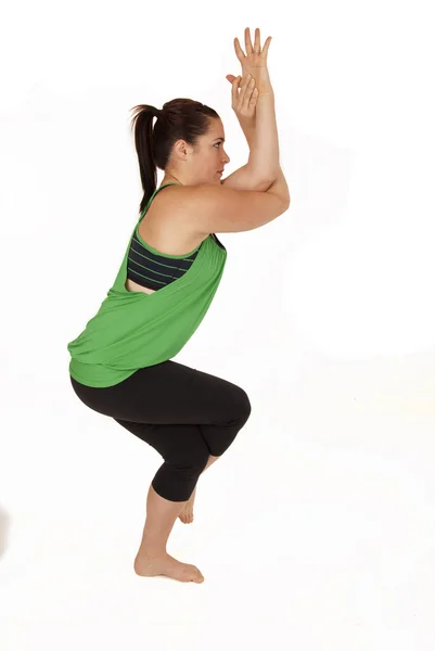 Mulher em ioga pose águia vista lateral Garudasana — Fotografia de Stock