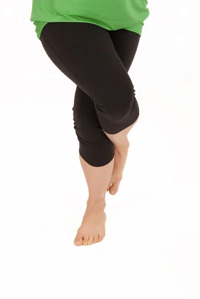 Vrouw doen yoga pose benen in eagle garudasana pose — Stockfoto