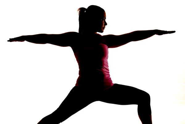 Sihlouette kvinna gör yoga övning kallas krigare 2 — Stockfoto