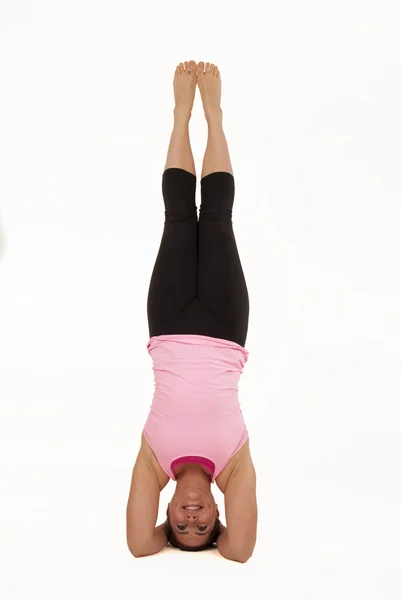 Vrouwelijke model sirsasana yoga pose Balancing verticale — Stockfoto