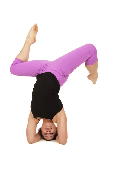 Weibliches Yoga-Modell posiert im Kopfstand spaltet upavistha konssana — Stockfoto