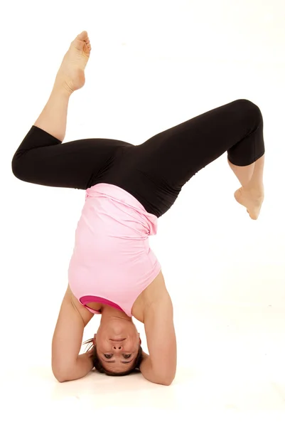Female yoga model posing in the open angle pose headstand splits — Stock Photo, Image