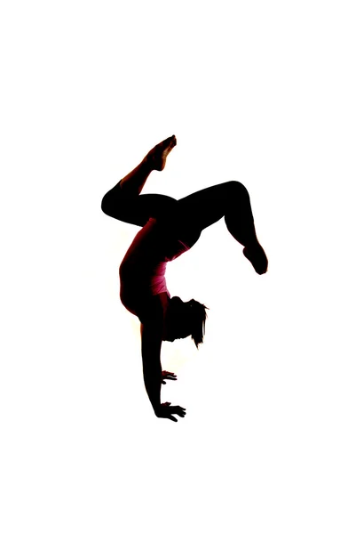 Modèle de fitness yoga féminin en posture main Adho-Mukha vrksasana — Photo